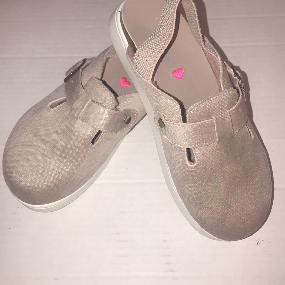 🆕Steve Madden Girl Clogs